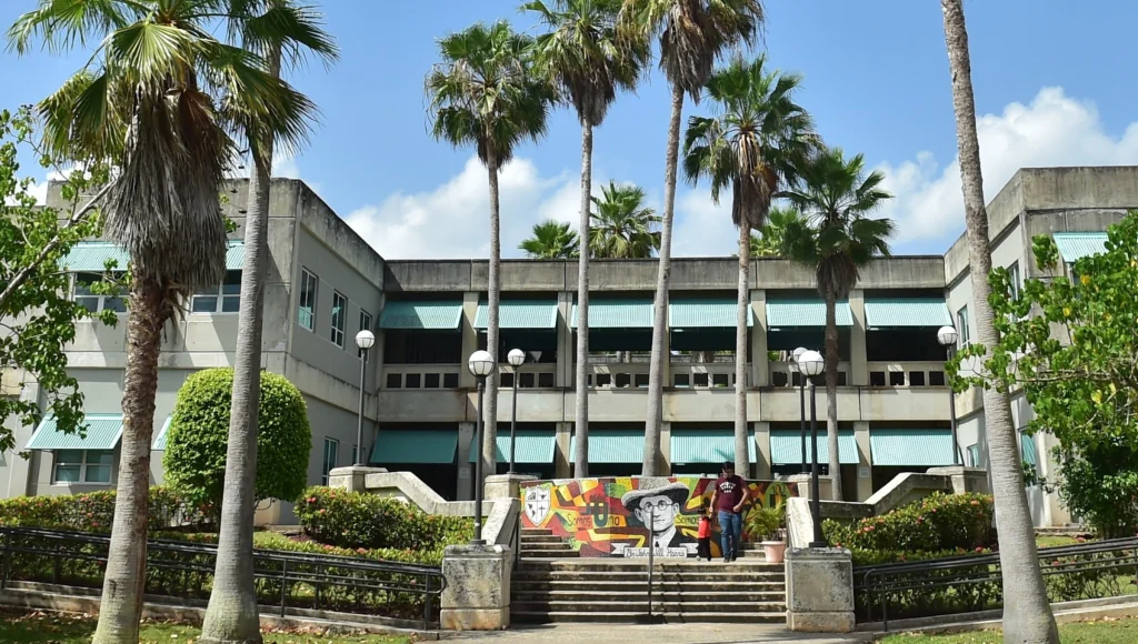 Universidad Interamericana de Puerto Rico recibe acreditación de MSCHE hasta el 2030-2031